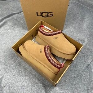 UGG Tan Platform Sandals with Red Accents🐳🐳